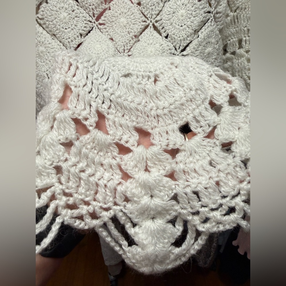 Vintage handmade white crochet Shaw - Picture 4 of 5